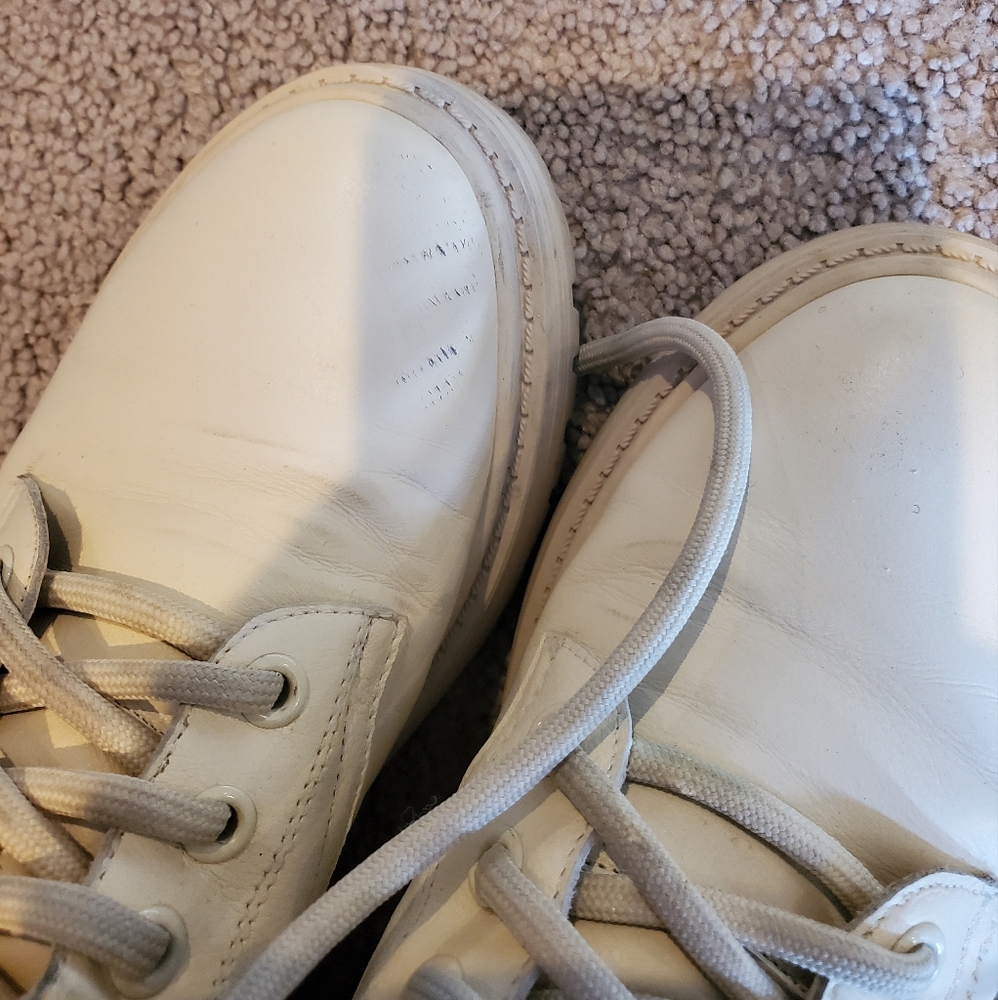 Combat Boots with High-Top Design Rugged Sole and Tan Laces - Picture 4 of 11